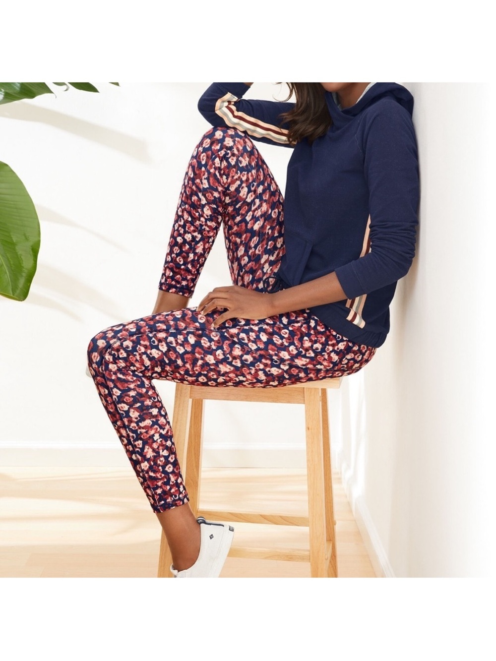 Talbots Floral Print on the move Leggings in Navy with Coral Accents